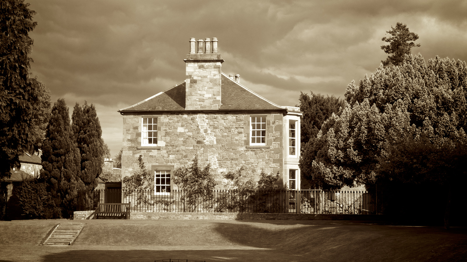  House next to Melrose Abbey 