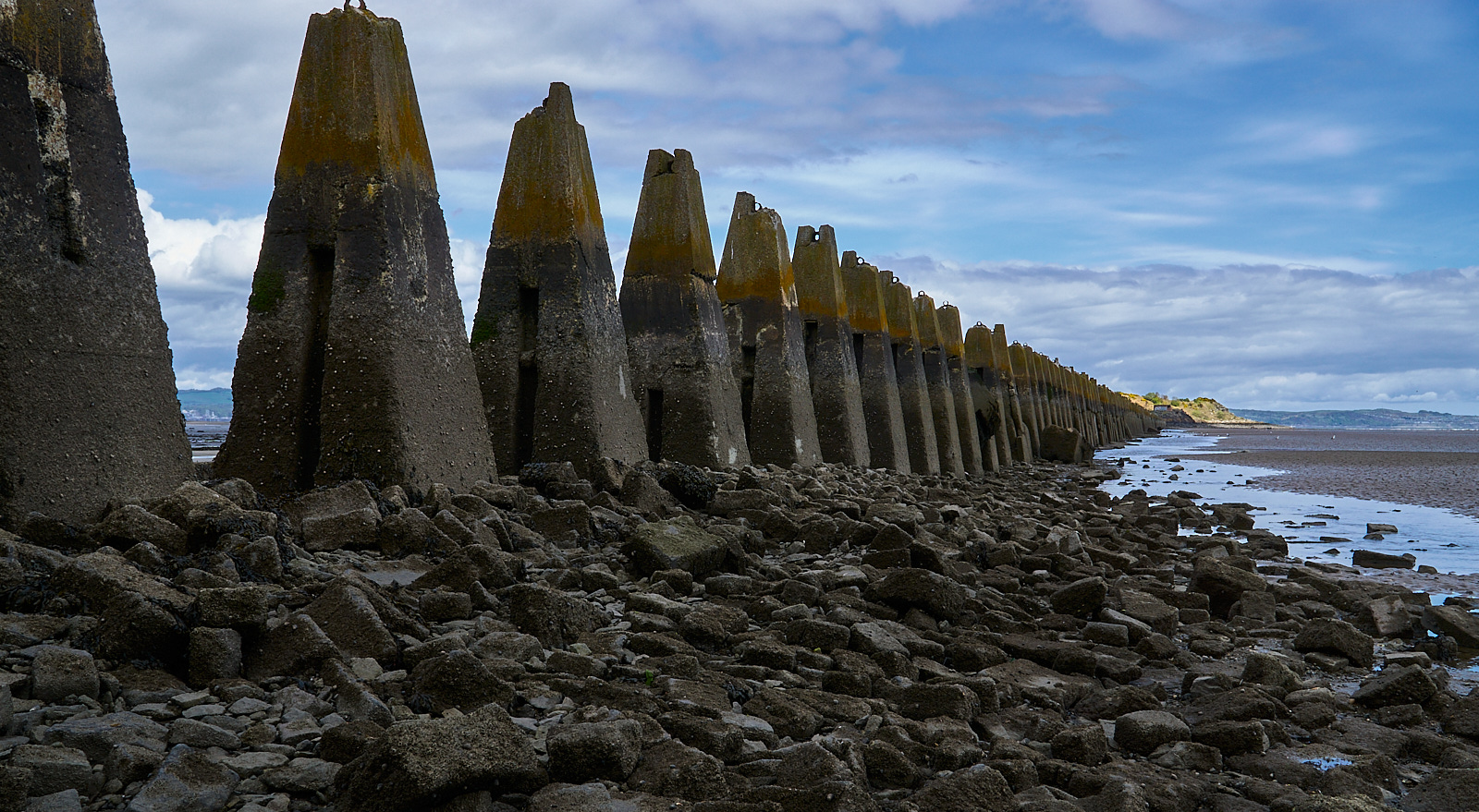  Cramond Island, Edinburgh,  causeway with anti-boat pylons 